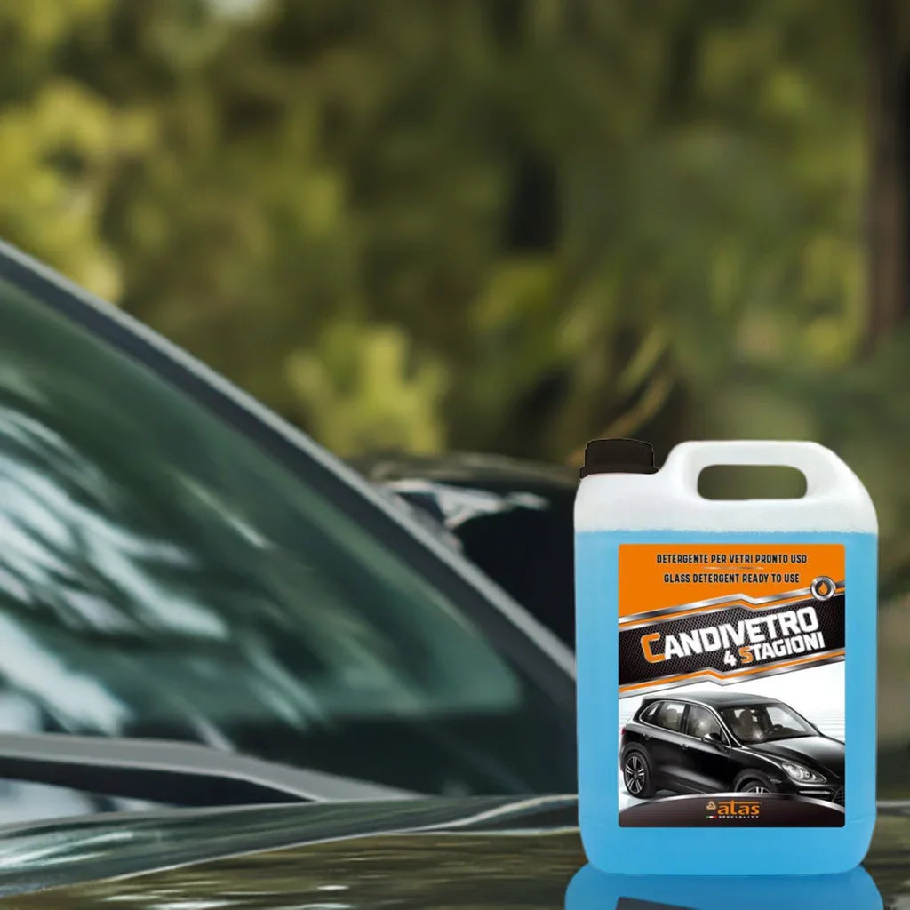 Tanica di detergente per vetri auto 4 stagioni, 5kg, su cofano davanti a parabrezza.